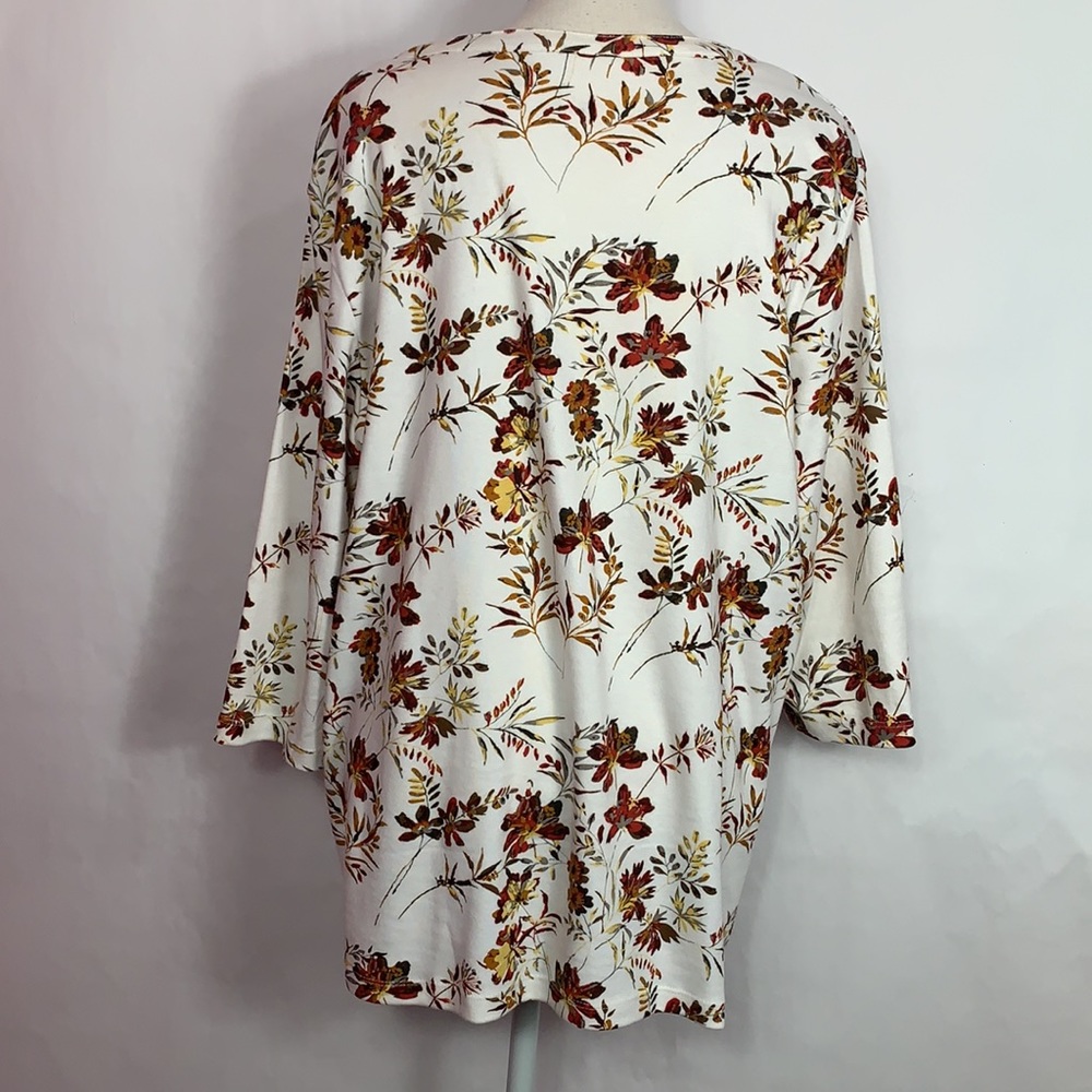 Blair white top with floral print,3/4 length sleeve v-neck button accents - Picture 5 of 5